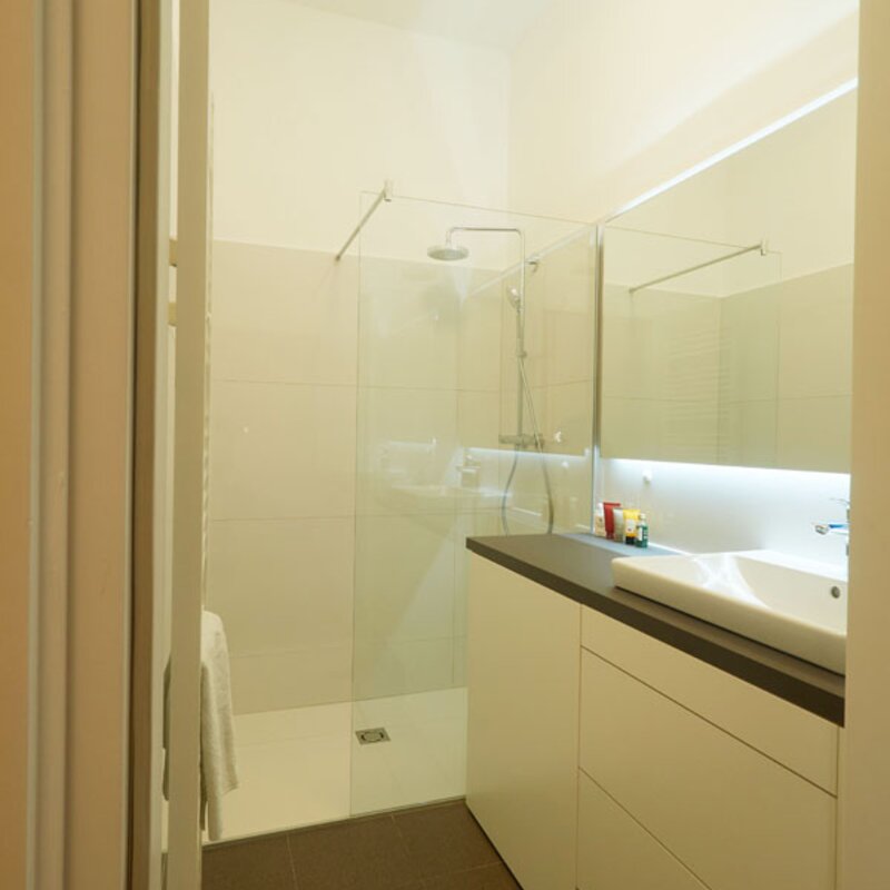 Badezimmer mit begehbarer Dusche