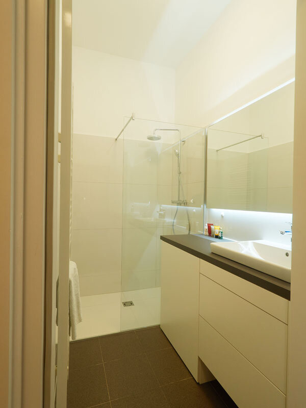 Badezimmer mit begehbarer Dusche