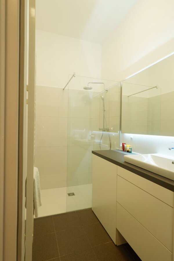 Badezimmer mit begehbarer Dusche