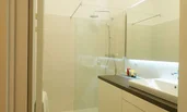 Badezimmer mit begehbarer Dusche