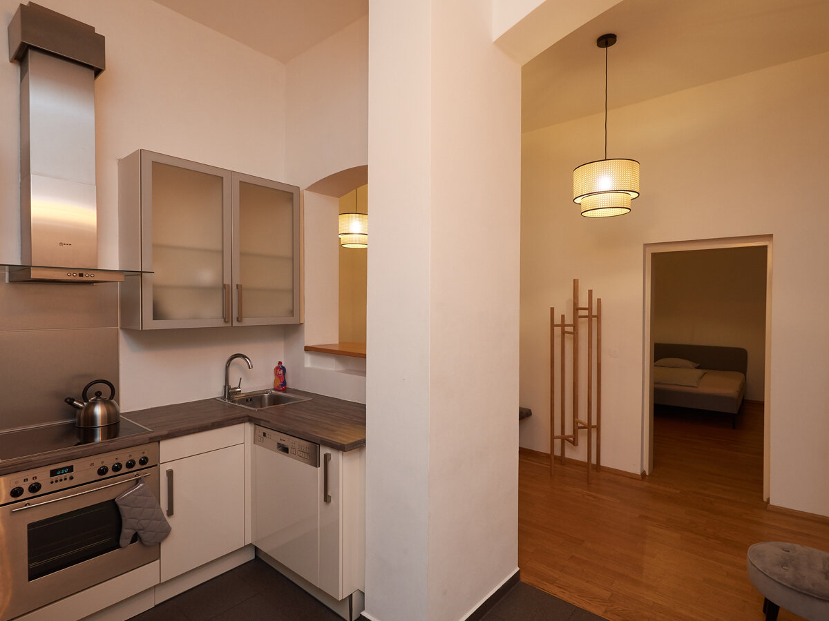 Küche mit Geschirrspüler, Backofen und Mikrowelle