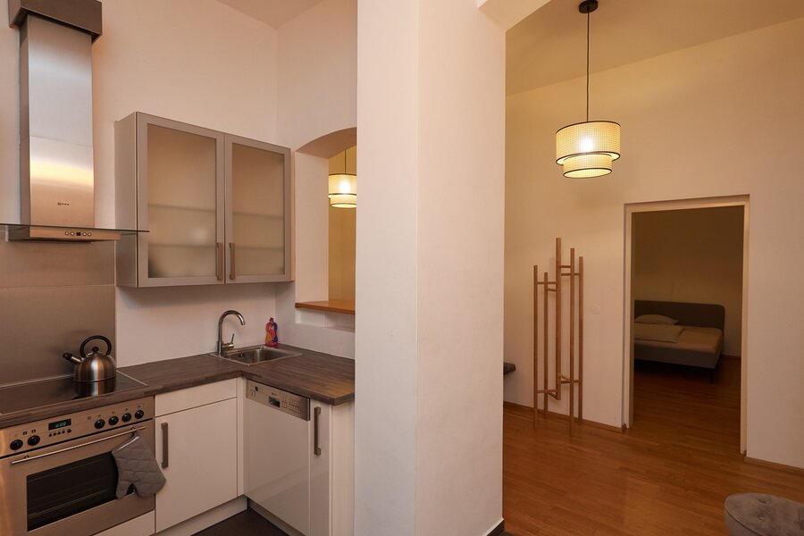 Küche mit Geschirrspüler, Backofen und Mikrowelle