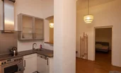Küche mit Geschirrspüler, Backofen und Mikrowelle