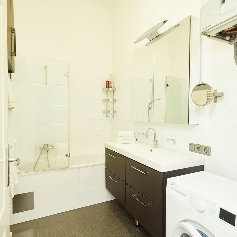 Badezimmer mit Waschmaschine