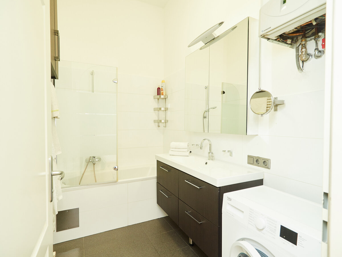 Badezimmer mit Waschmaschine