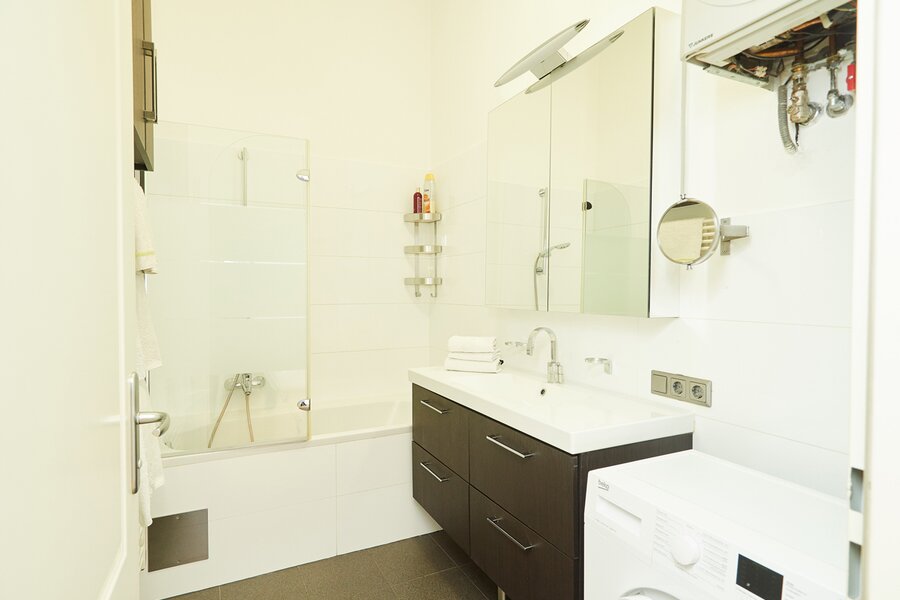 Badezimmer mit Waschmaschine