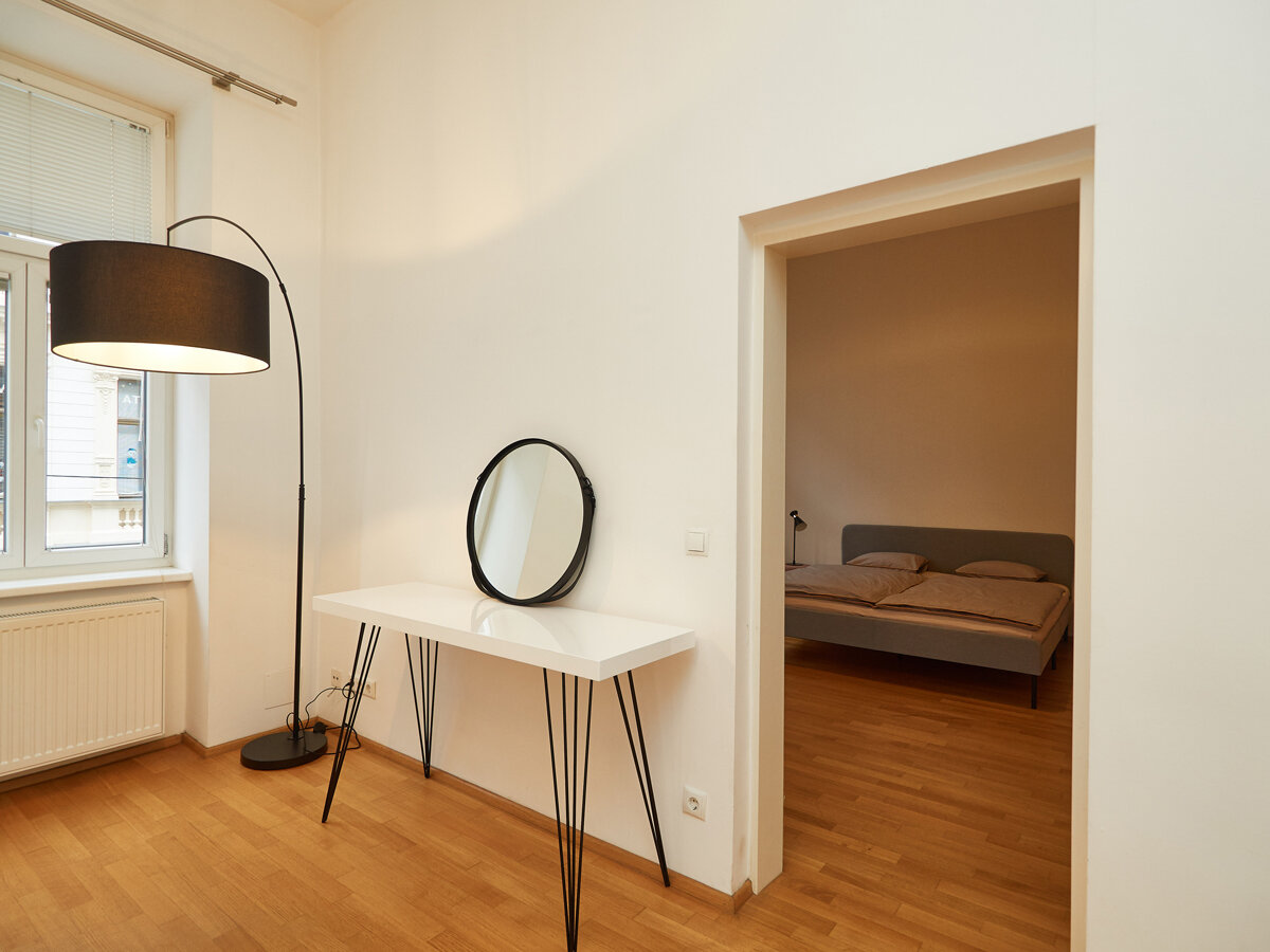 Blick vom Wohnzimmer ins Schlafzimmer Nummer 2