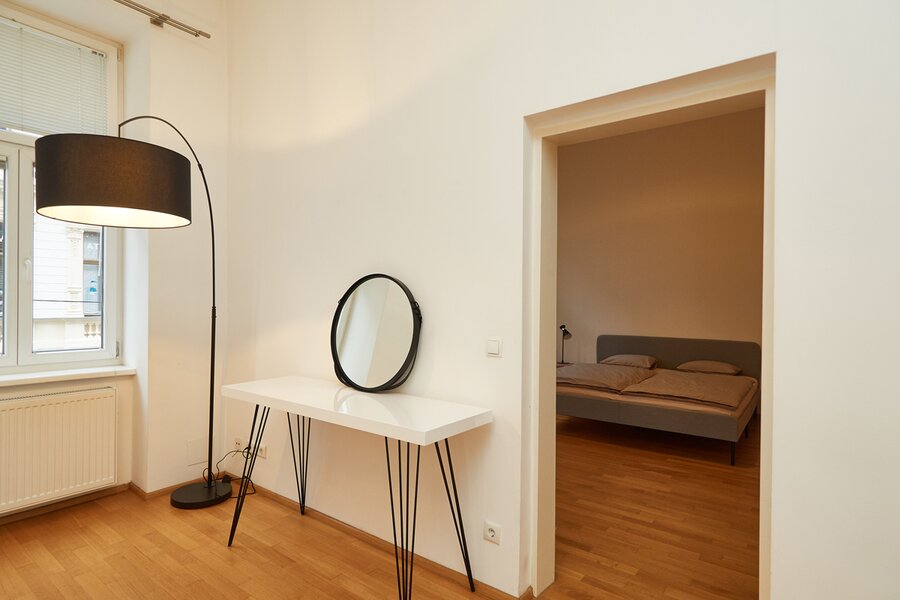 Blick vom Wohnzimmer ins Schlafzimmer Nummer 2