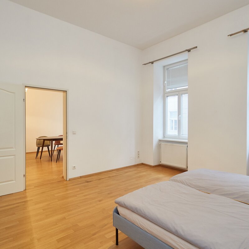 Blick vom Schlafzimmer Nummer 2 ins Wohnzimmer