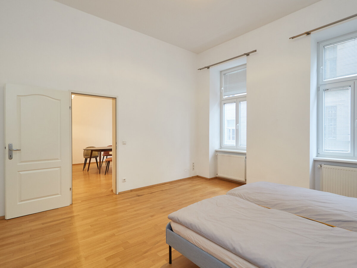 Blick vom Schlafzimmer Nummer 2 ins Wohnzimmer