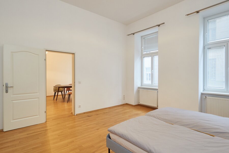 Blick vom Schlafzimmer Nummer 2 ins Wohnzimmer