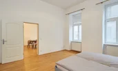 Blick vom Schlafzimmer Nummer 2 ins Wohnzimmer