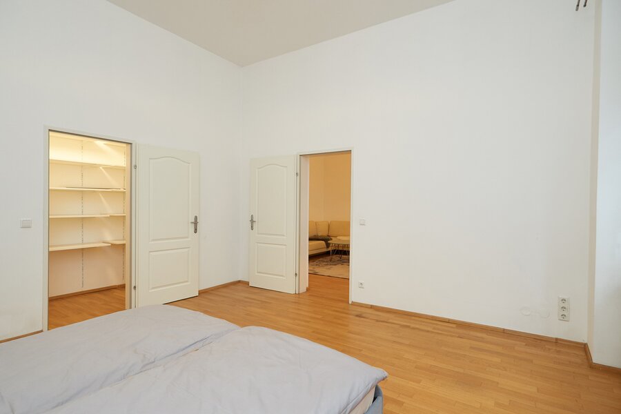 Schlafzimmer Nummer 2 mit großer Garderobe