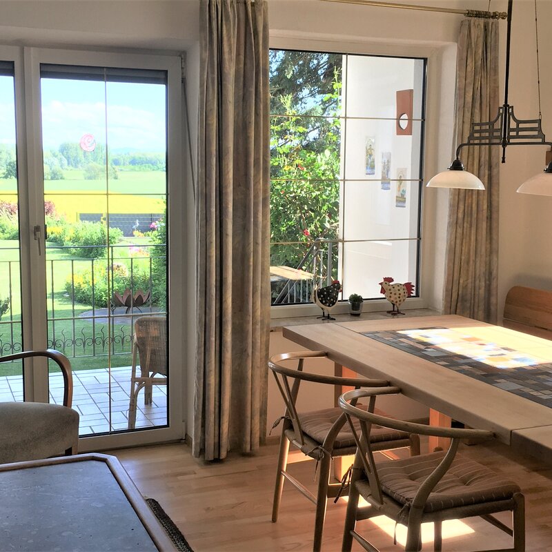 Bright living area with dining table & garden view – 4-room apartment, short-term rental & temporary housing for 1 to 6 months in Luftenberg