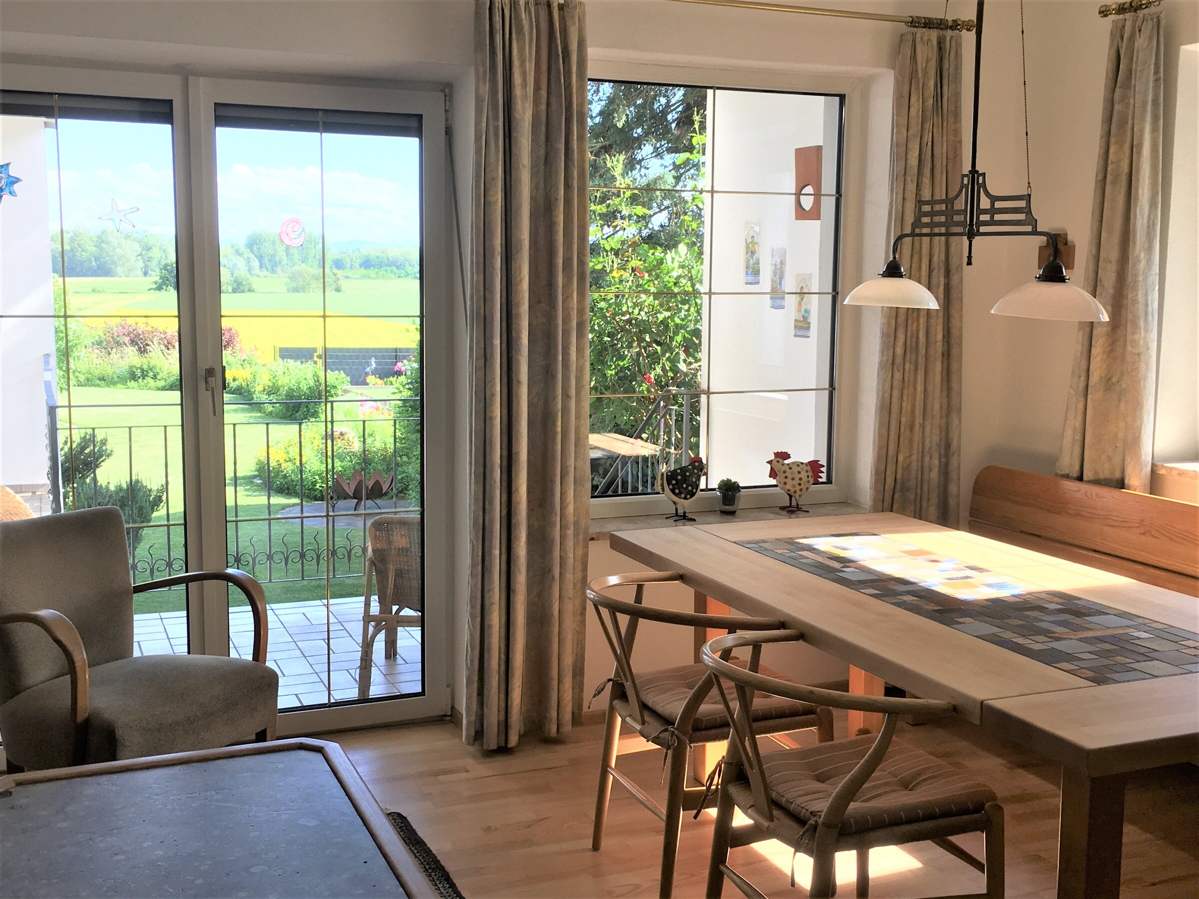 Bright living area with dining table & garden view – 4-room apartment, short-term rental & temporary housing for 1 to 6 months in Luftenberg