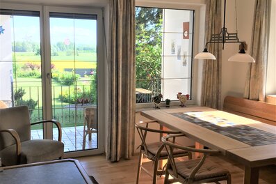 Bright living area with dining table & garden view – 4-room apartment, short-term rental & temporary housing for 1 to 6 months in Luftenberg