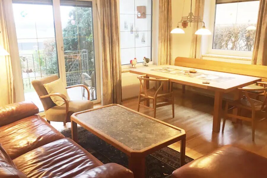 Großzügiger Ess- und Wohnbereich mit hochwertigen Möbeln