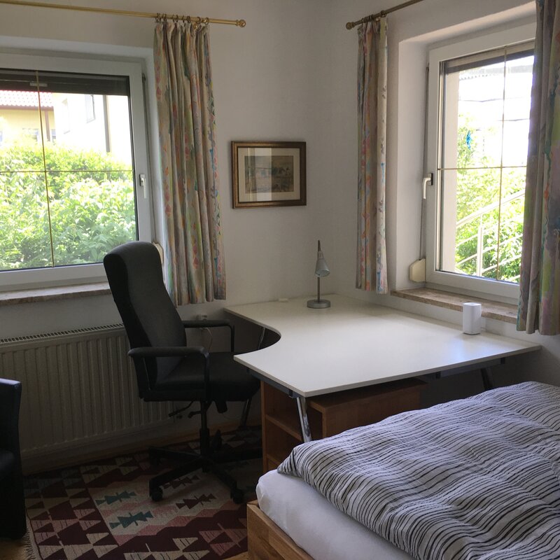 Schlafzimmer mit Schreibtisch