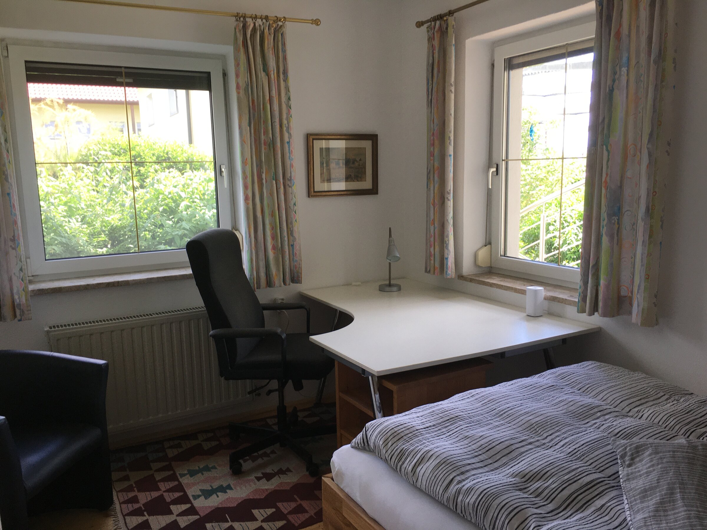 Schlafzimmer mit Schreibtisch