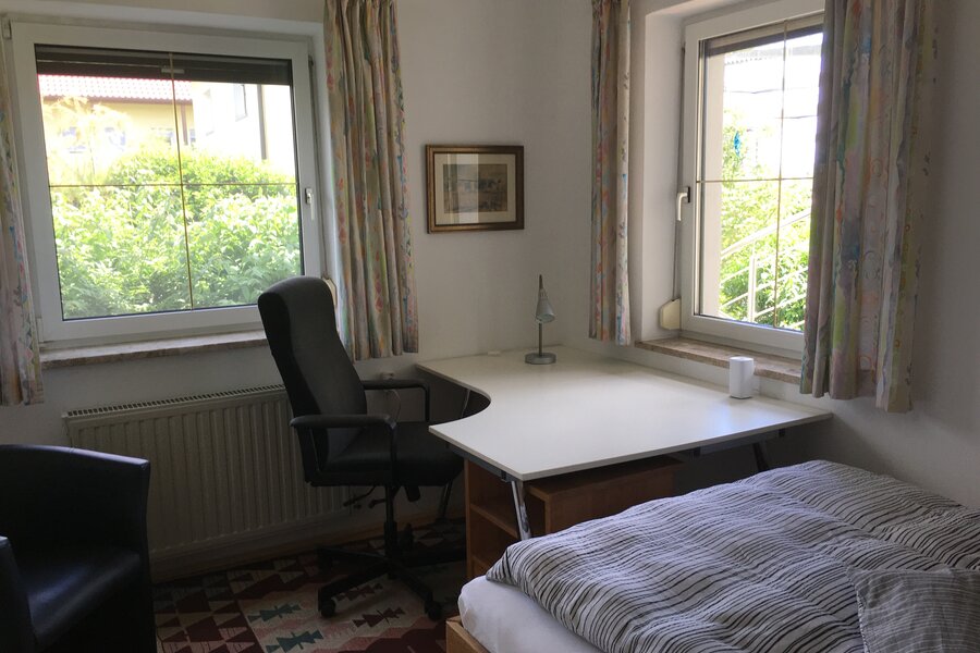 Schlafzimmer mit Schreibtisch