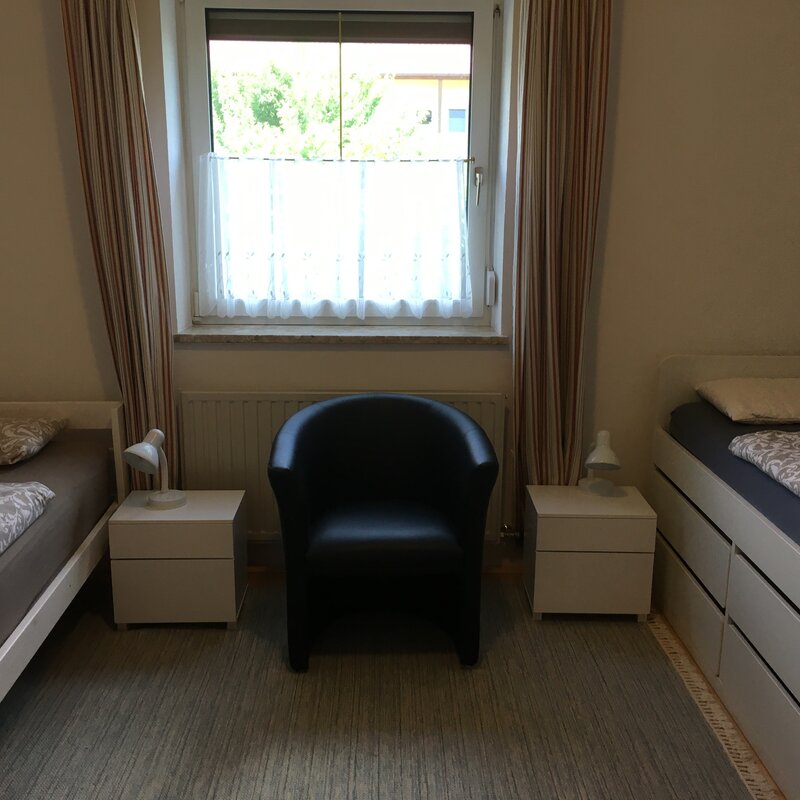 Schlafzimmer mit zwei Einzelbetten