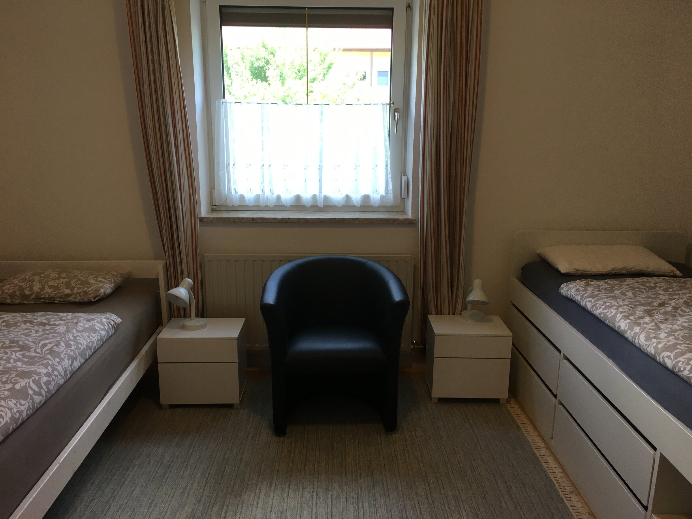 Schlafzimmer mit zwei Einzelbetten