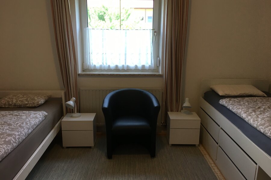 Schlafzimmer mit zwei Einzelbetten
