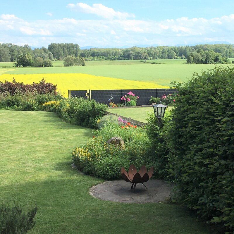 Garten mit  Blick auf die umliegenden Felder