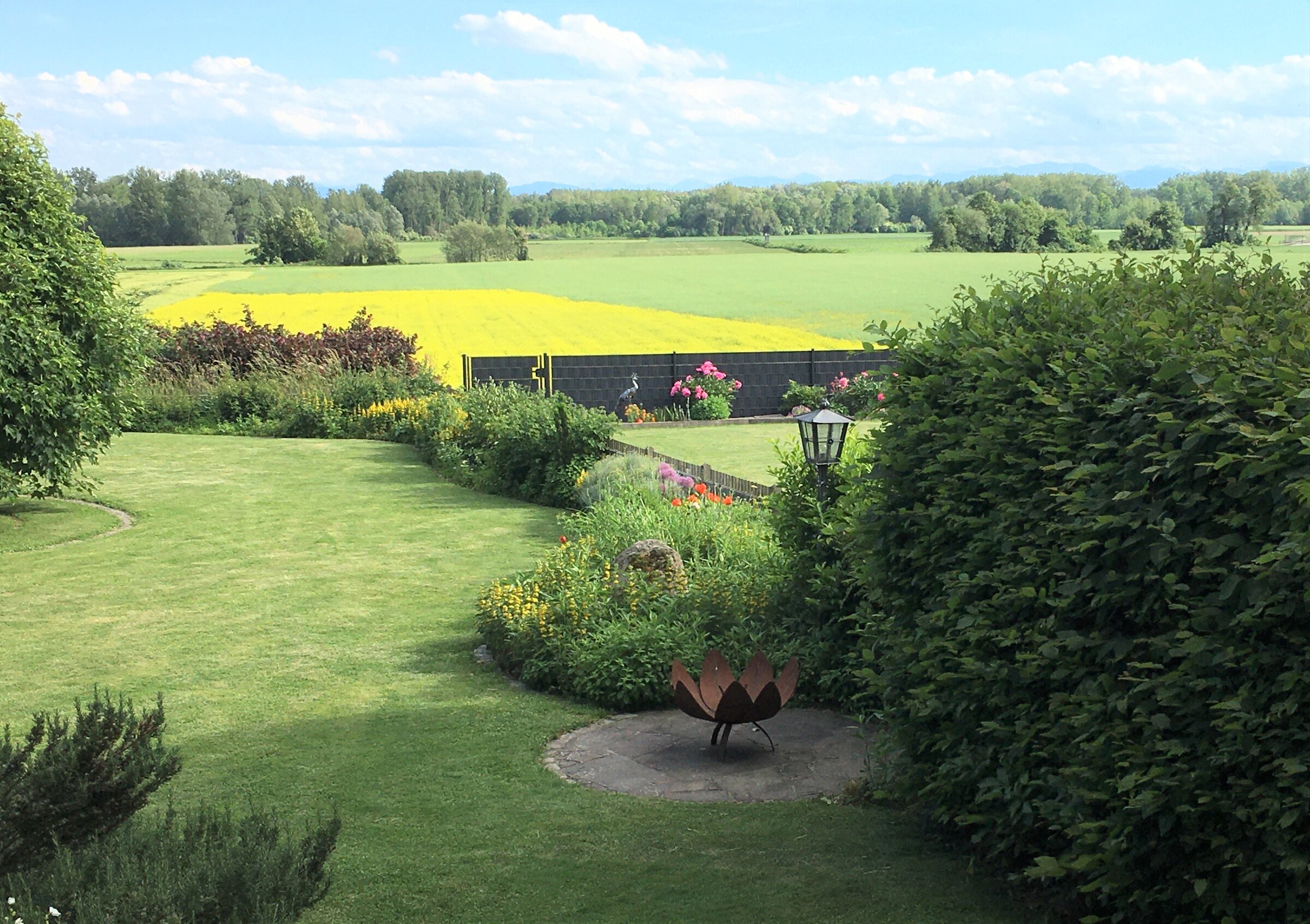 Garten mit  Blick auf die umliegenden Felder