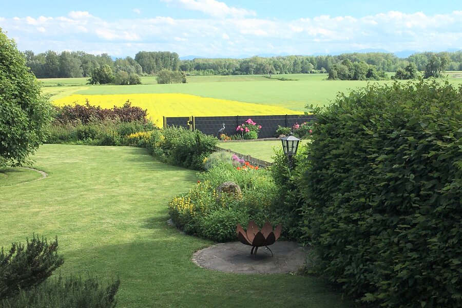 Garten mit  Blick auf die umliegenden Felder