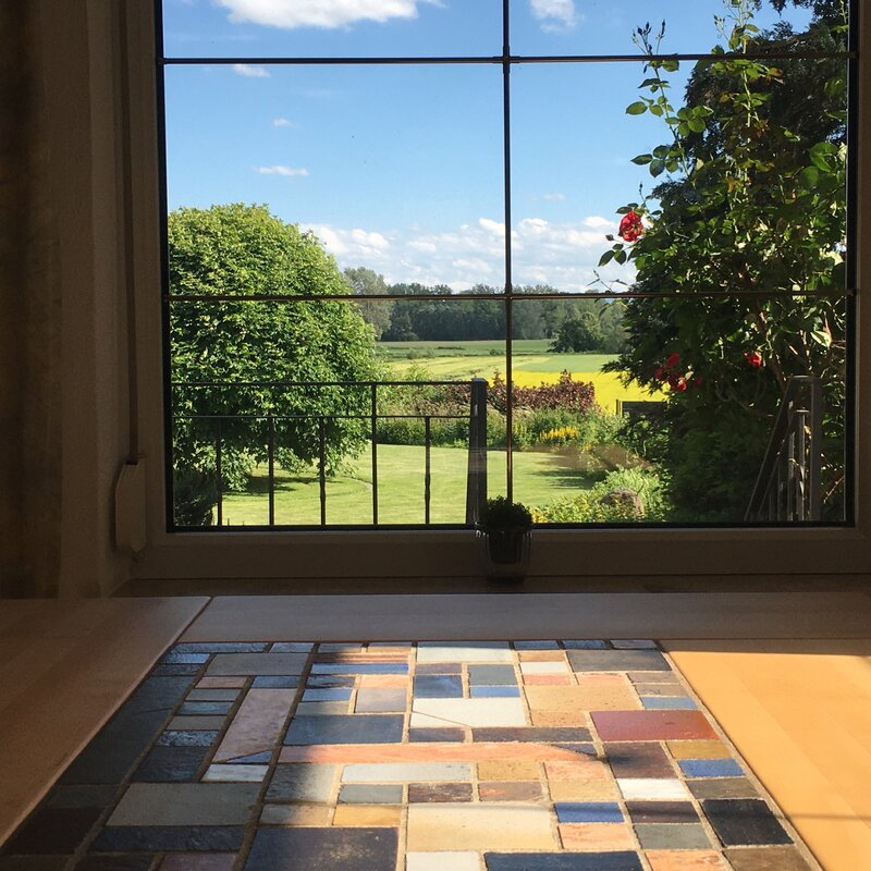 Esstisch mit Blick auf den Garten