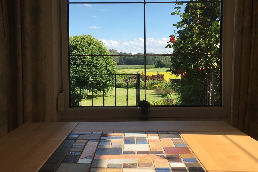 Esstisch mit Blick auf den Garten