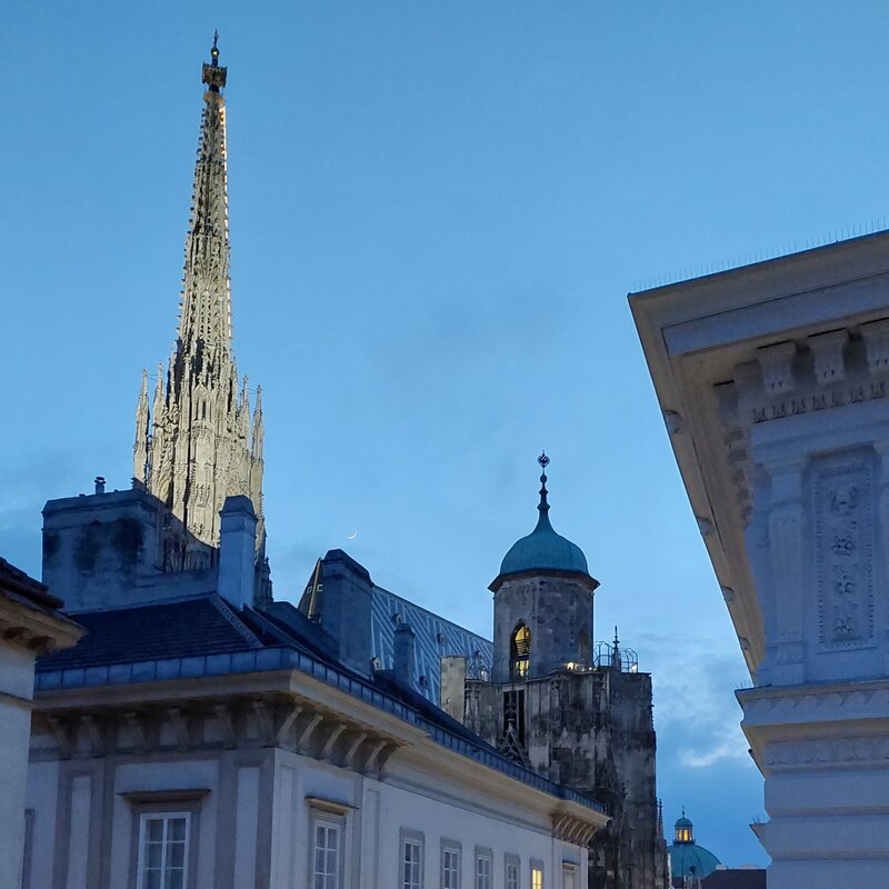 Stephansdom-Blick bei Dämmerung – 3-Zimmer Wohnung zur Kurzzeitmiete, Wohnen auf Zeit 1 bis 6 Monate, Wien