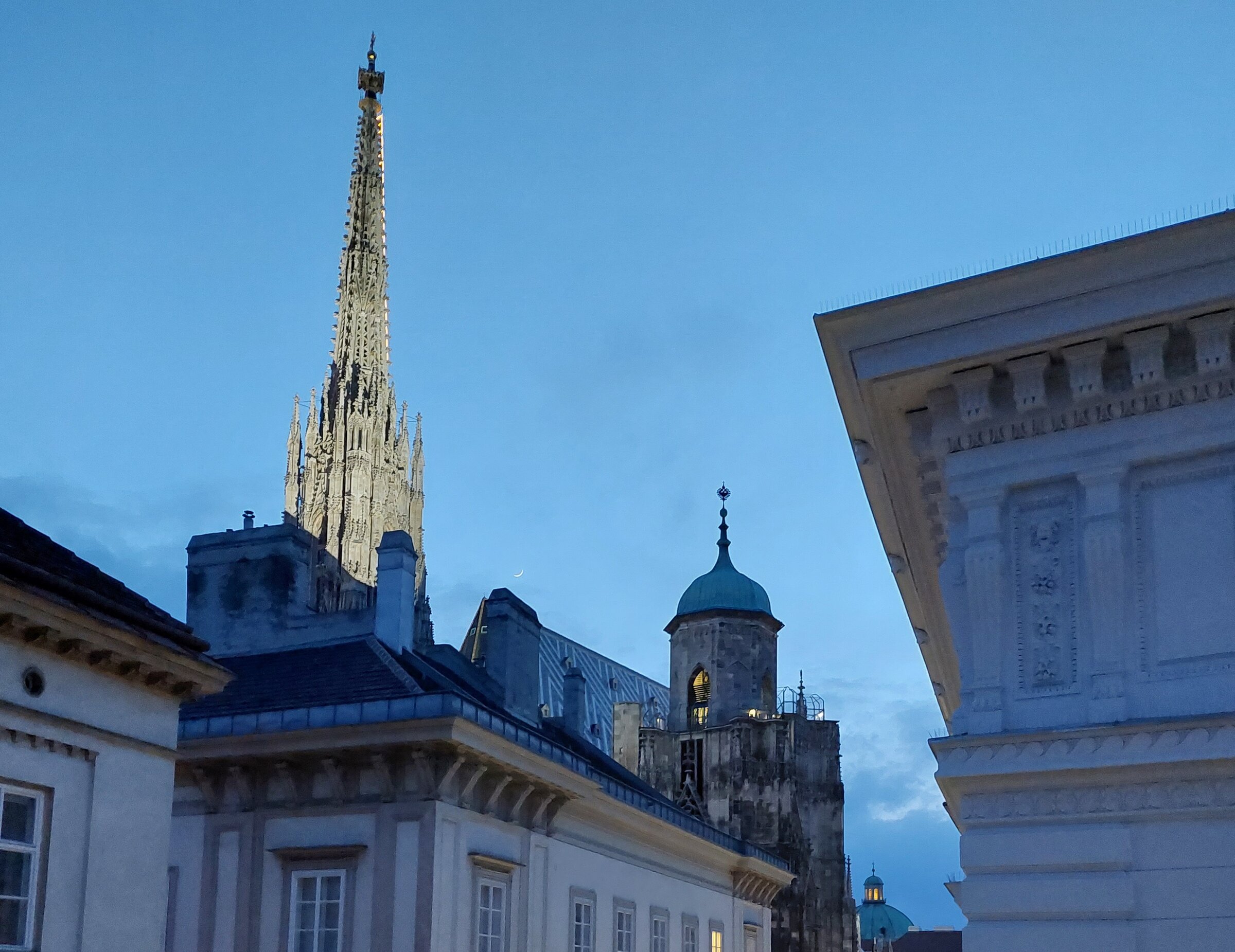 Stephansdom-Blick bei Dämmerung – 3-Zimmer Wohnung zur Kurzzeitmiete, Wohnen auf Zeit 1 bis 6 Monate, Wien