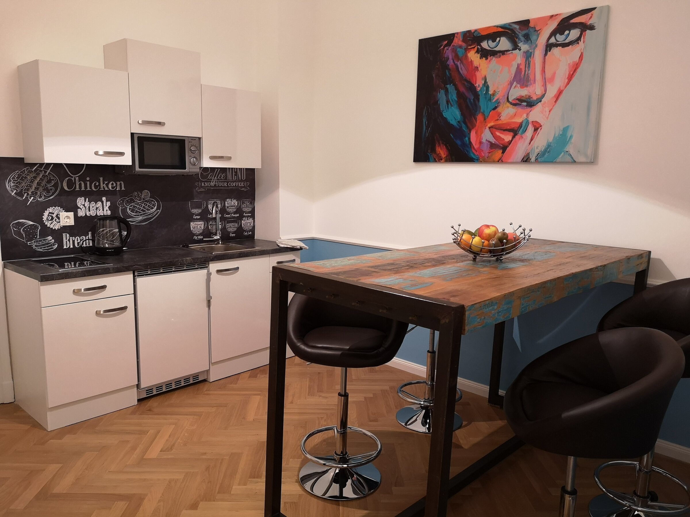 Kitchen & dining area