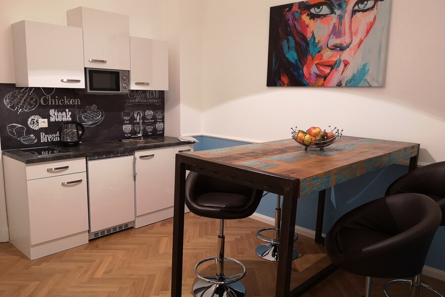 Kitchen & dining area