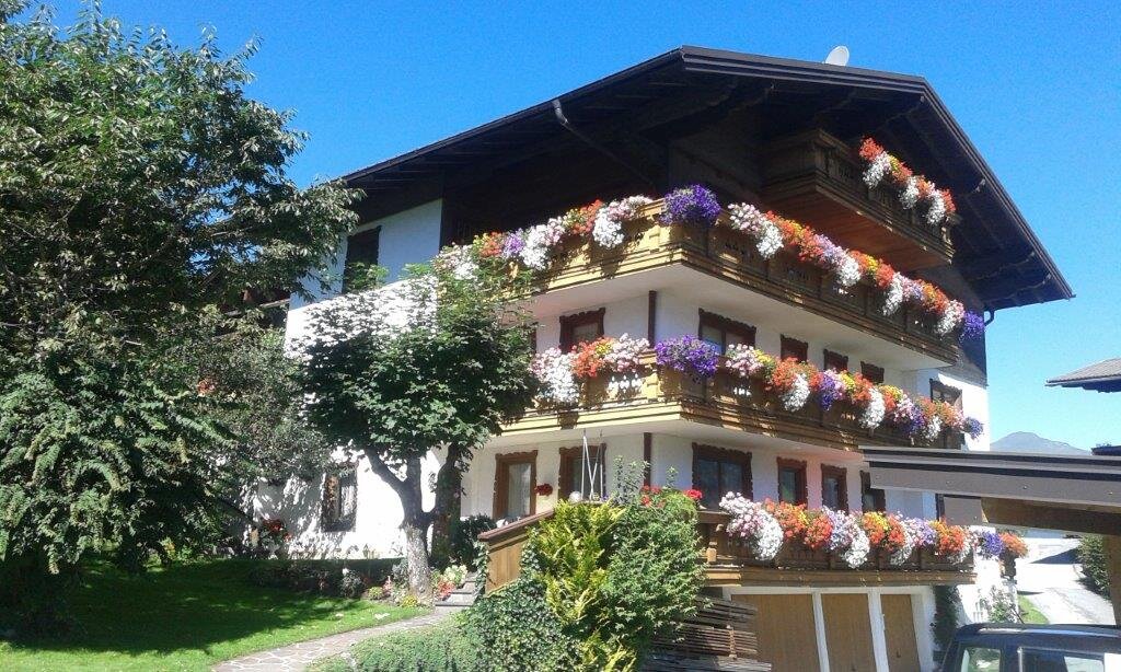 Charmantes 3-Zimmer Haus mit bunten Blumenbalkonen – Kurzzeitmiete & Wohnen auf Zeit für 1 bis 6 Monate in Bad Gastein