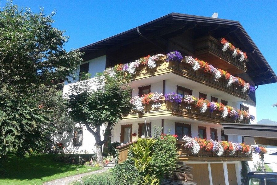 Charmantes 3-Zimmer Haus mit bunten Blumenbalkonen – Kurzzeitmiete & Wohnen auf Zeit für 1 bis 6 Monate in Bad Gastein