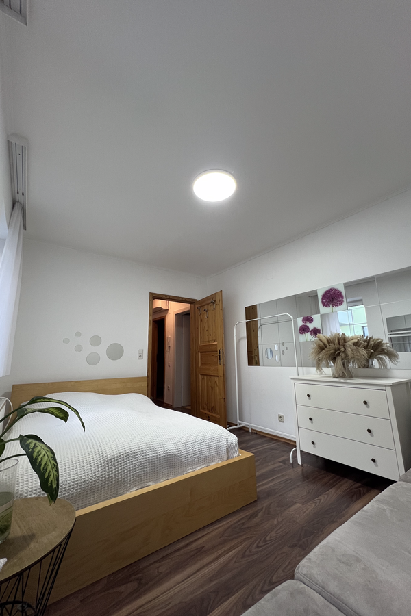 Bright bedroom with double bed & dresser – 2-room apartment for short-term rental & temporary housing for 1 to 6 months in Vienna