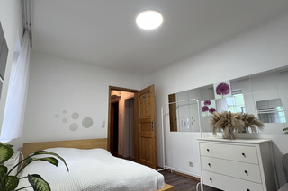 Bright bedroom with double bed & dresser – 2-room apartment for short-term rental & temporary housing for 1 to 6 months in Vienna