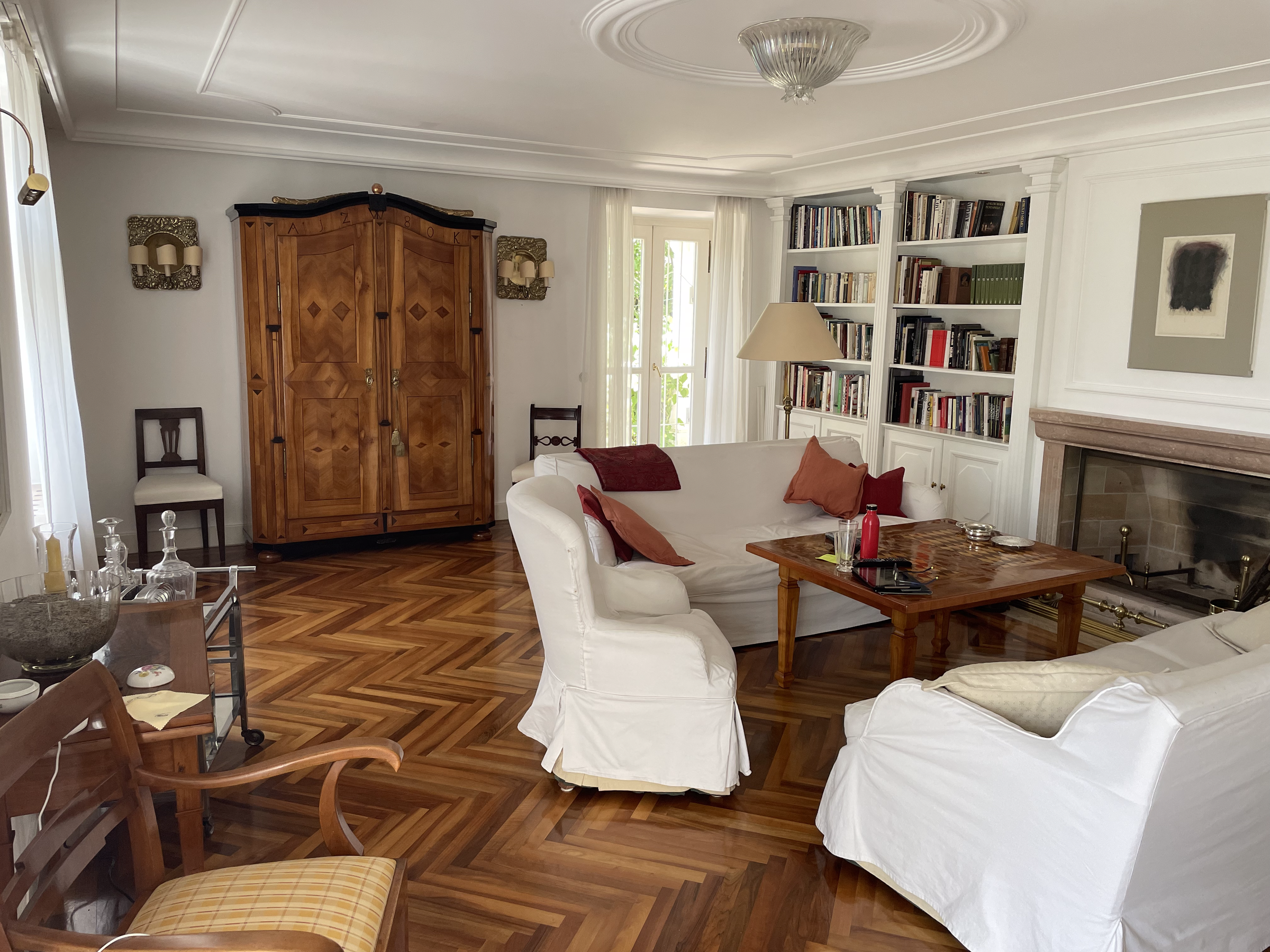 Salon mit offenem Kamin