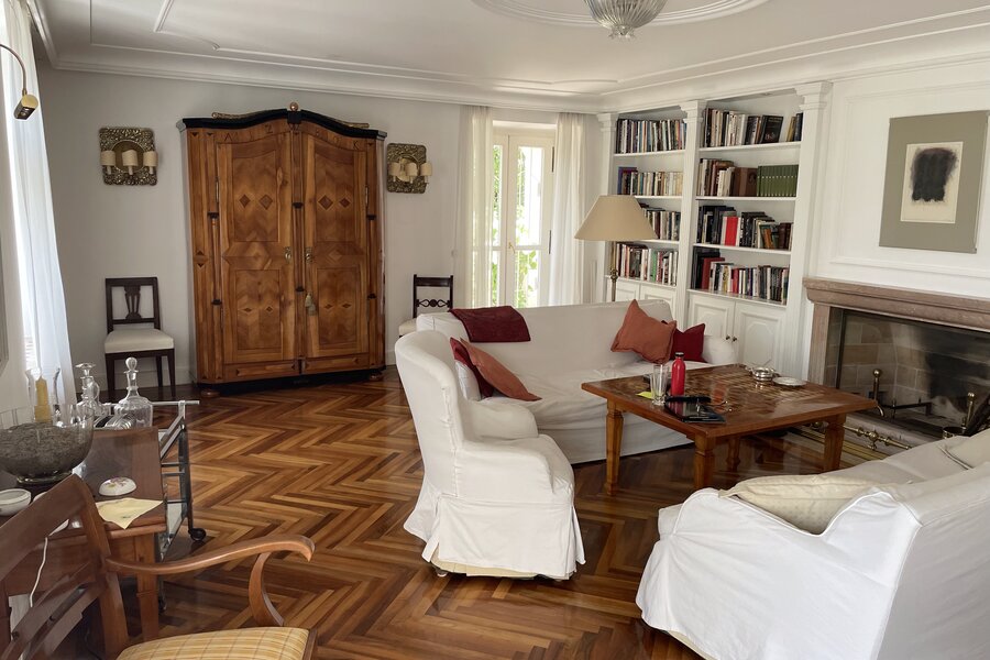 Salon mit offenem Kamin