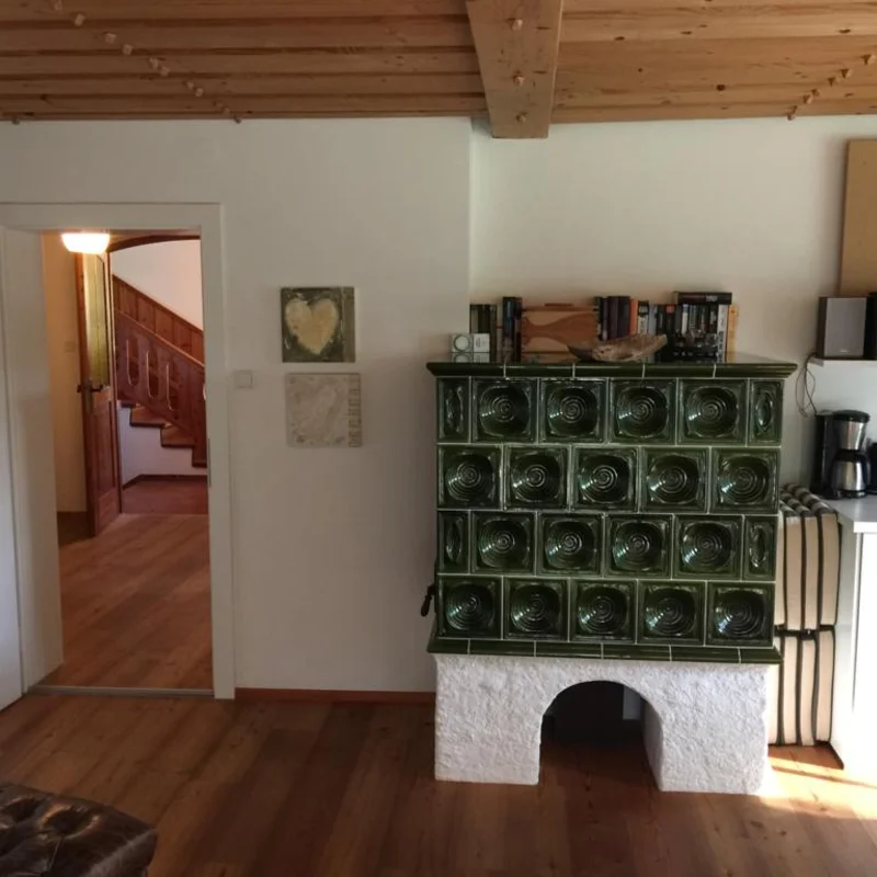 Wohnbereich mit Kachelofen | © Prisca Engelkes