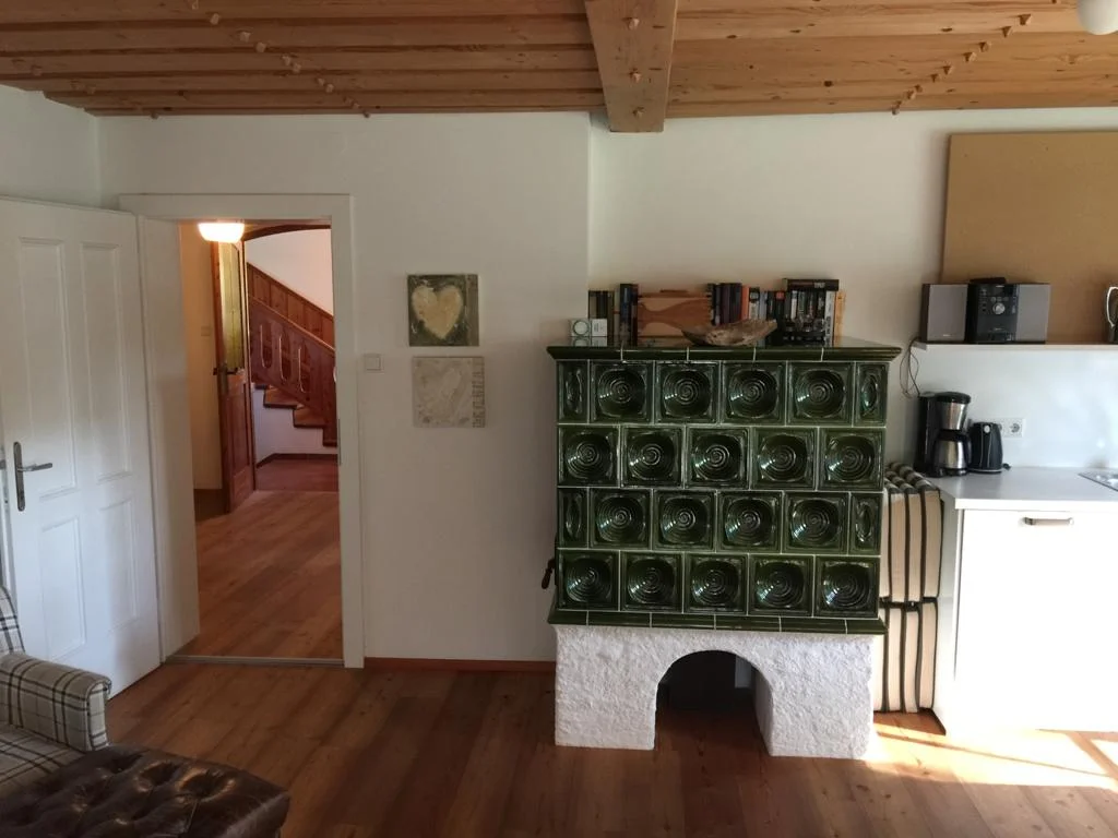 Wohnbereich mit Kachelofen | © Prisca Engelkes