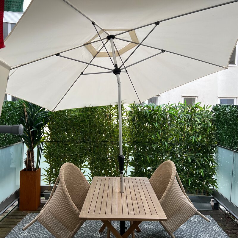 Terrasse mit Sonnenschirm & Sitzbereich – 3-Zimmer Wohnung, Kurzzeitmiete Wien, Wohnen auf Zeit 1–6 Monate