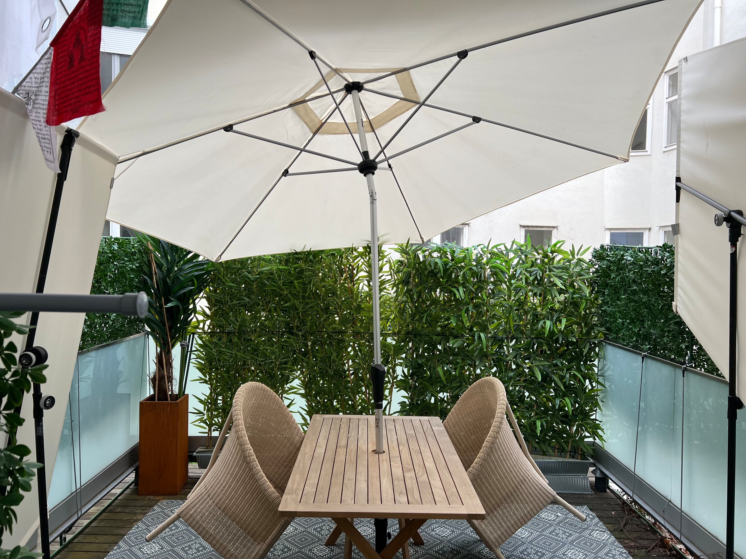 Terrasse mit Sonnenschirm & Sitzbereich – 3-Zimmer Wohnung, Kurzzeitmiete Wien, Wohnen auf Zeit 1–6 Monate