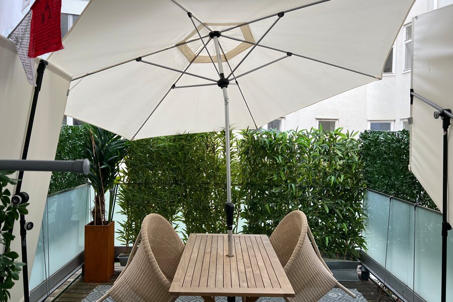 Terrasse mit Sonnenschirm & Sitzbereich – 3-Zimmer Wohnung, Kurzzeitmiete Wien, Wohnen auf Zeit 1–6 Monate