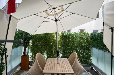 Terrasse mit Sonnenschirm & Sitzbereich – 3-Zimmer Wohnung, Kurzzeitmiete Wien, Wohnen auf Zeit 1–6 Monate