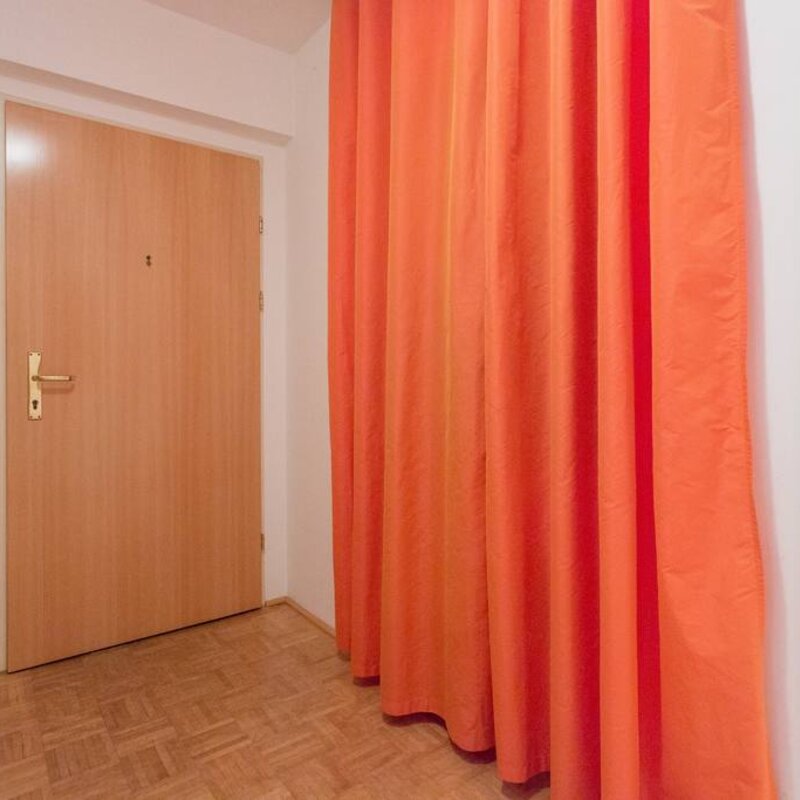 HInter dem Vorhang ist ein eigener Abstellraum oder begehbarer Schrank