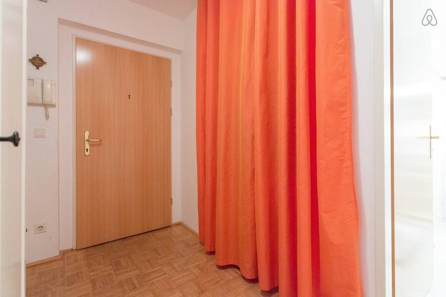 HInter dem Vorhang ist ein eigener Abstellraum oder begehbarer Schrank